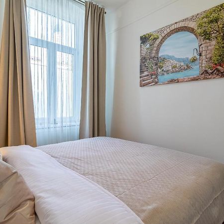 Trendy Apartment In Central Братислава Экстерьер фото