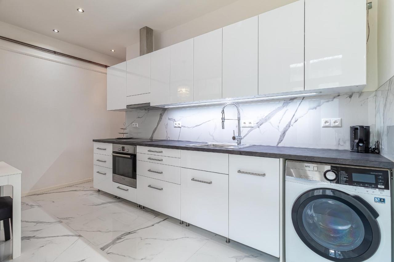 Trendy Apartment In Central Братислава Экстерьер фото