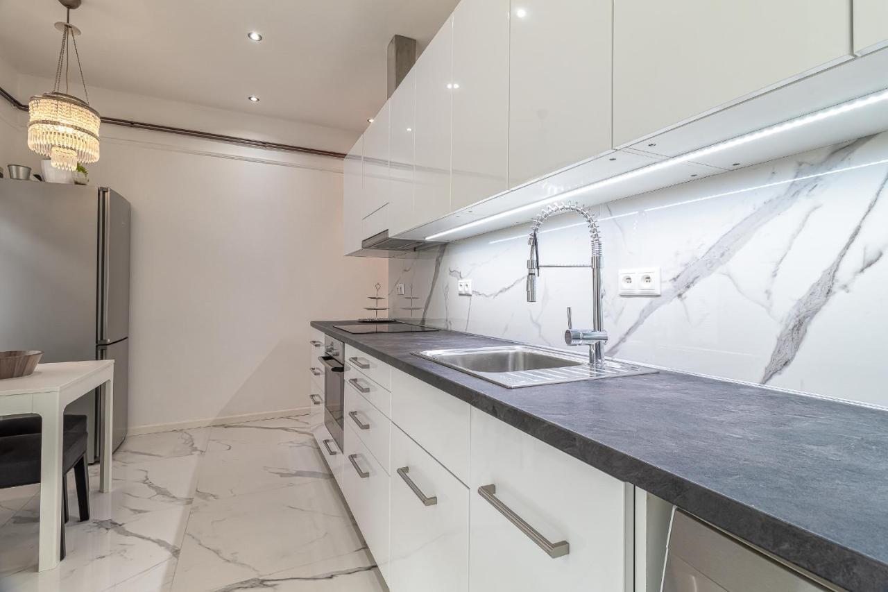 Trendy Apartment In Central Братислава Экстерьер фото